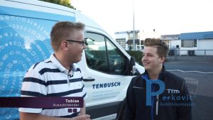 Tim Perkovic begrüßt den Azubi Tobias, der bei der Firma Tenbusch seine Ausbildung macht
